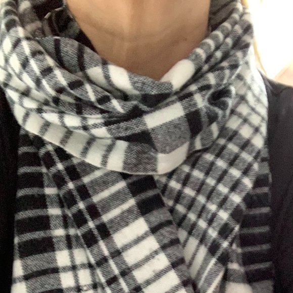 PICK 4 , GET 1 FREE..Scarf, Warm,Cosy, Black & White. - Picture 1 of 4